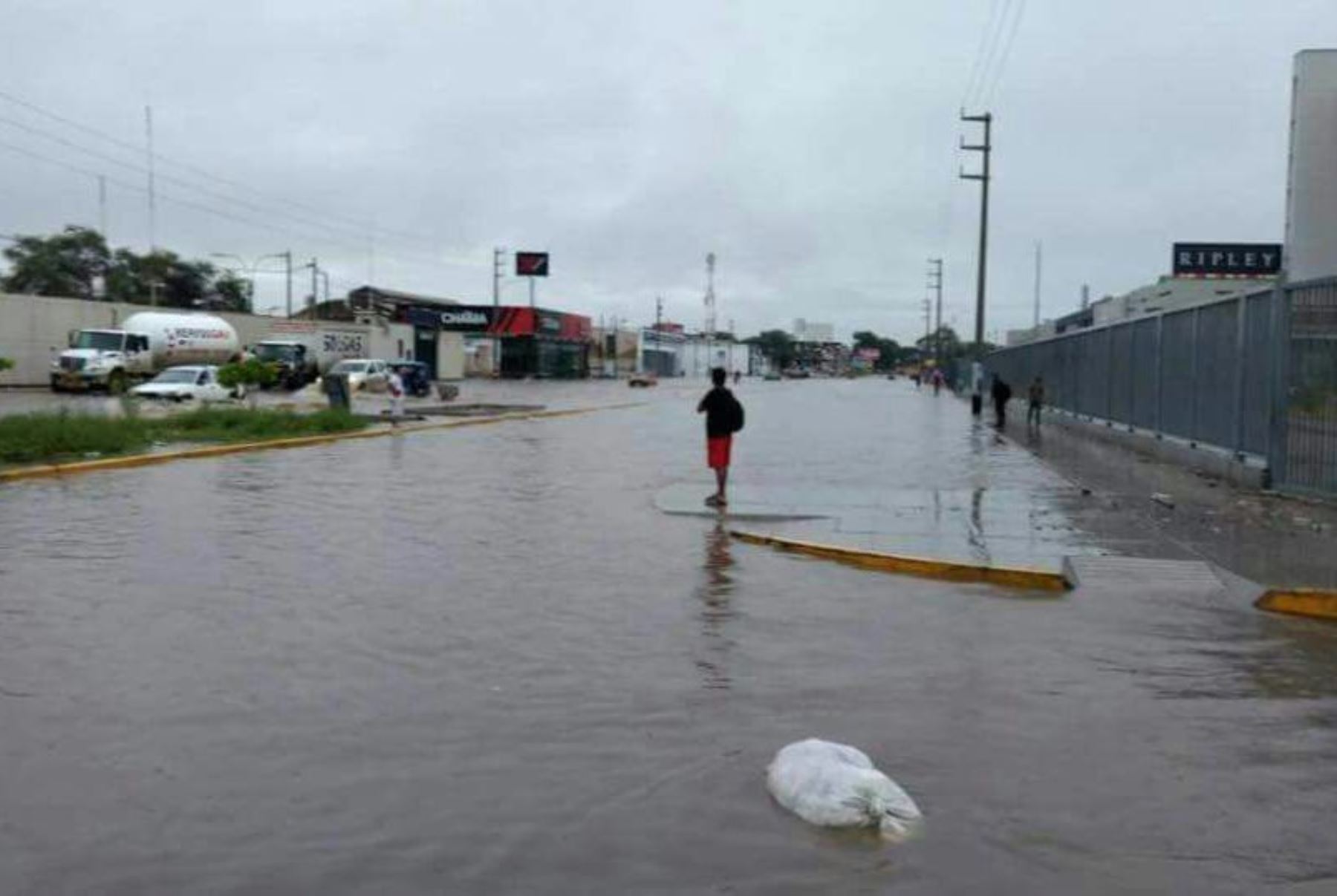 calle de Piura inundada