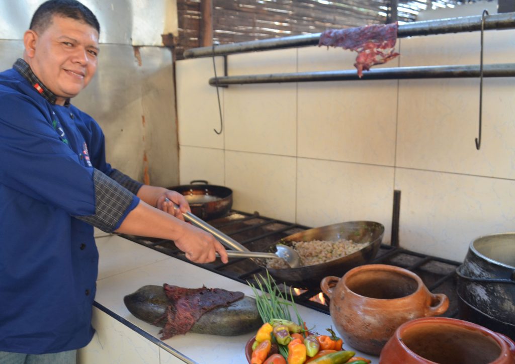 chef Josmel Juárez cocina en leña