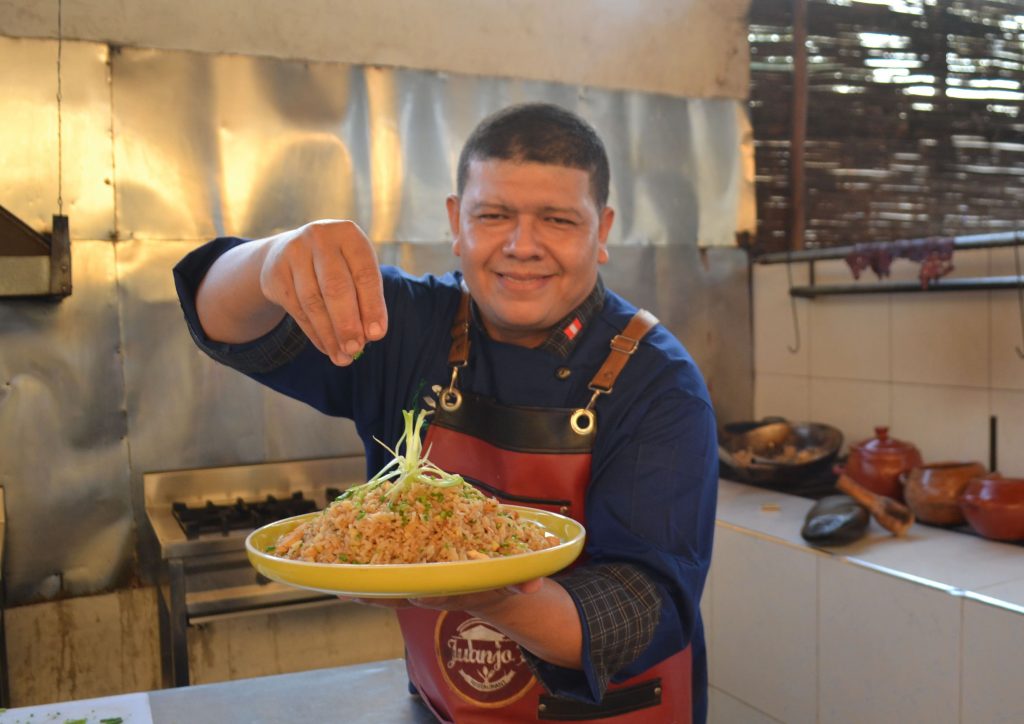 chef Josmel Juárez presenta un plato